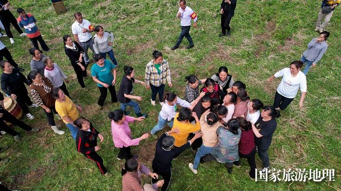 图3：3月25日，在广西柳州市融安县大将镇龙妙村，女队员在“抢花炮”活动中拼抢。（无人机照片，谭凯兴 摄）