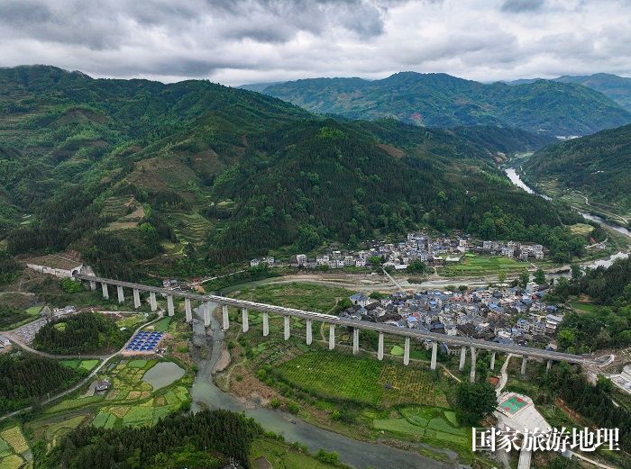2024年4月3日，一列动车组列车驶过贵州省从江县谷坪乡帮土侗寨。