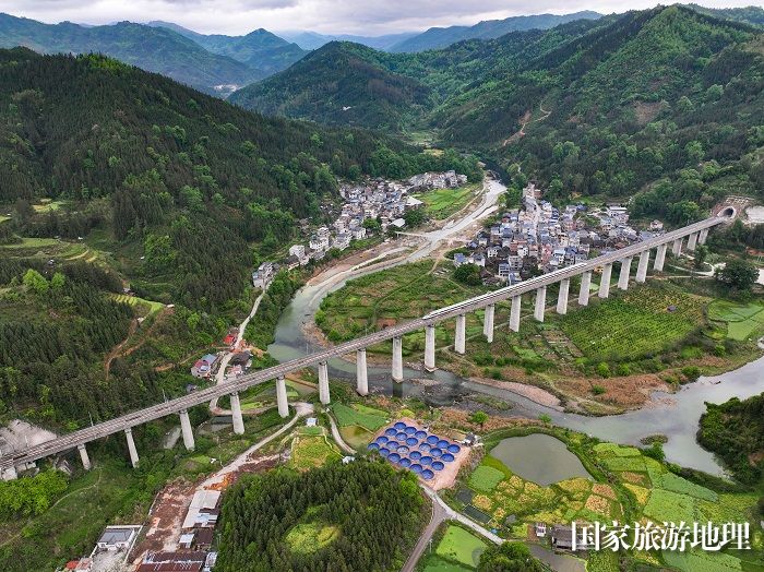 2024年4月3日，一列动车组列车驶过贵州省从江县谷坪乡帮土侗寨。3