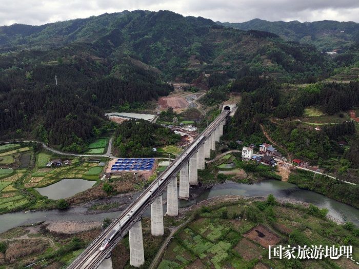 2024年4月3日，一列动车组列车驶过贵州省从江县谷坪乡帮土侗寨。4