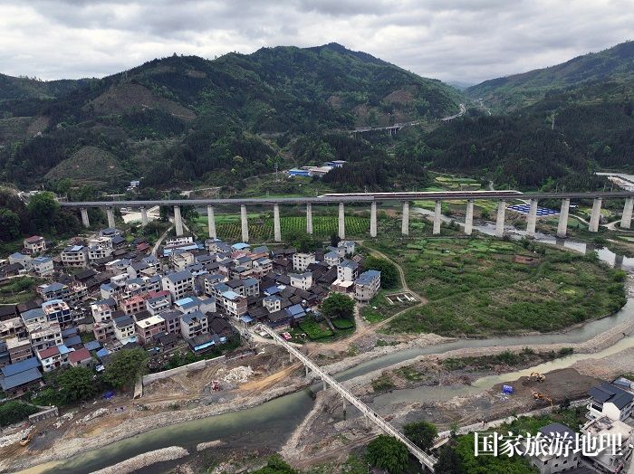 2024年4月3日，一列动车组列车驶过贵州省从江县谷坪乡帮土侗寨。7