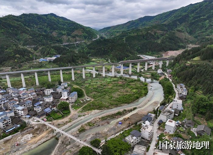 2024年4月3日，一列动车组列车驶过贵州省从江县谷坪乡帮土侗寨。9