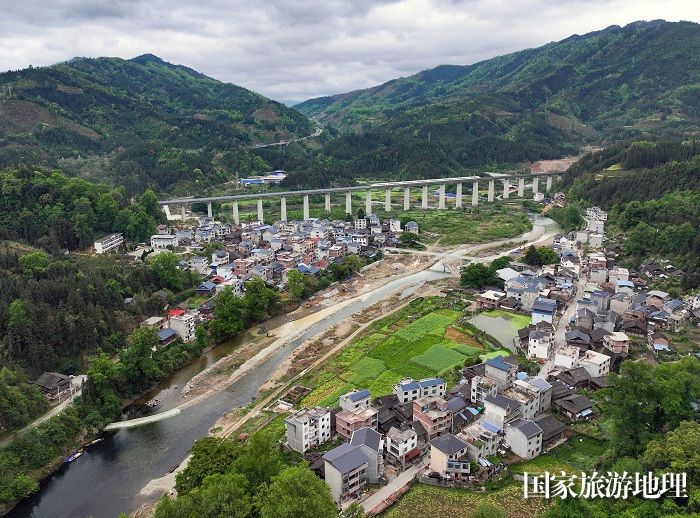 2024年4月3日，一列动车组列车驶过贵州省从江县谷坪乡帮土侗寨。10