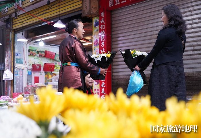 2024年4月4日，人们在贵州省黔东南苗族侗族自治州从江县一处鲜花摊点选购鲜花。 (4)