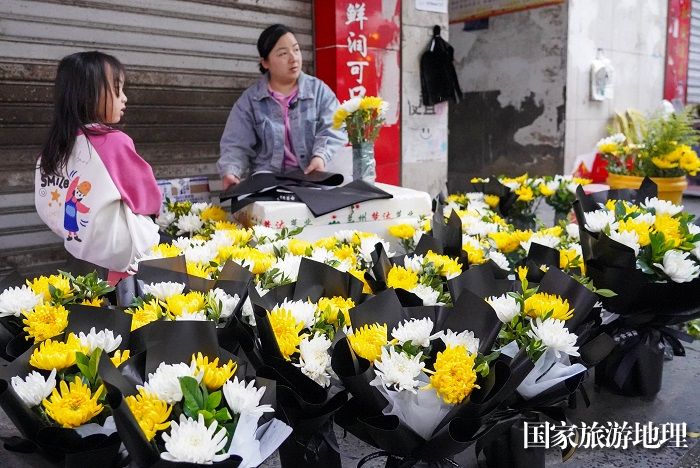 2024年4月4日，商家在贵州省黔东南苗族侗族自治州从江县一处鲜花摊点整理待售的鲜花。 (1)