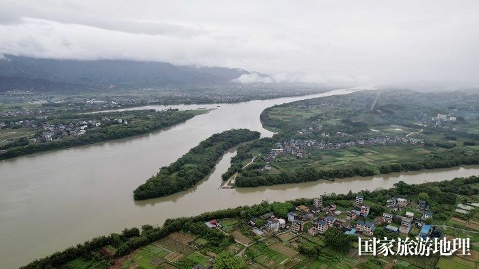 图3：4月27日，拍摄的强降雨后珠江上游融江广西柳州市融安县城段江面。（无人机照片，谭凯兴 摄）