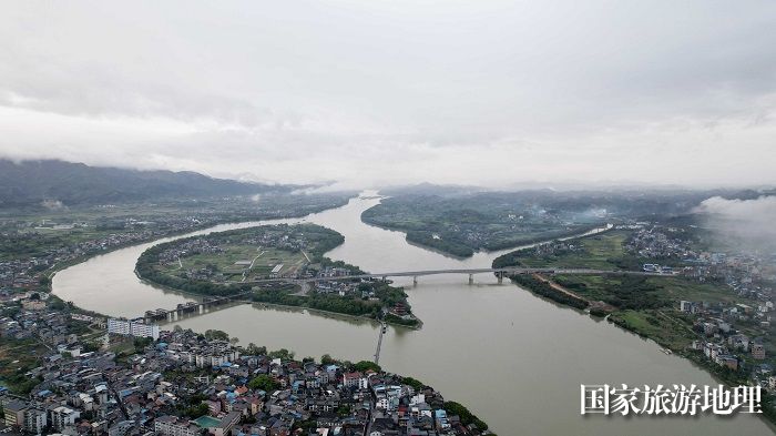 图8：4月27日，拍摄的强降雨后珠江上游融江广西柳州市融安县城段江面。（无人机照片，谭凯兴 摄）