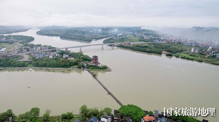 图10：4月27日，拍摄的强降雨后珠江上游融江广西柳州市融安县城段江面。（无人机照片，谭凯兴 摄）