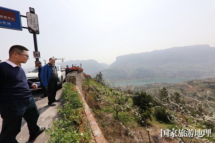 图12：游客正在乡村旅游景区赏花。2024年3月22日。重庆巫山曲尺乡权发村观景台。唐金生