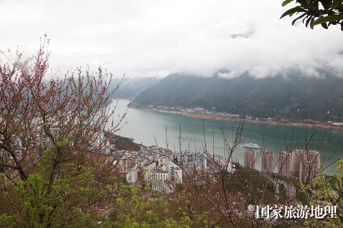 图12：天上瑶池落三峡。2024年3月25日。重庆巫山县城。唐金生