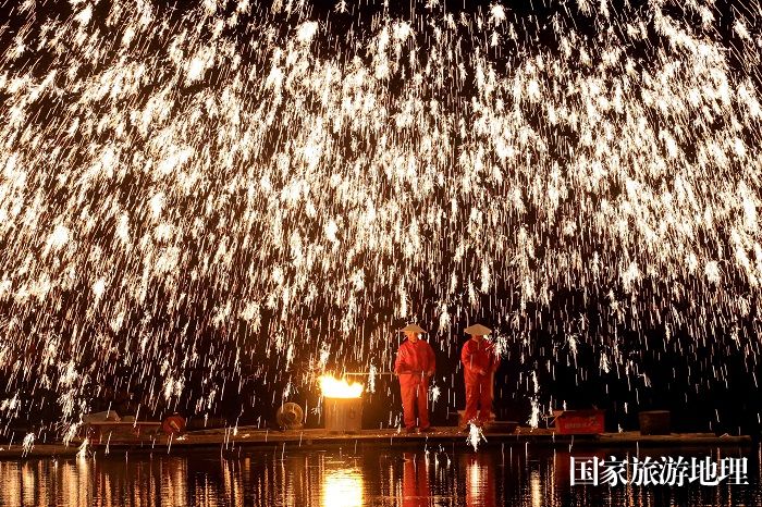 图4：4月8日晚，民间艺人在珠江上游浪溪江广西柳州市融安县雅瑶乡西古坡屯段江面上表演打铁花。（谭凯兴 摄）