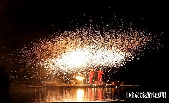 图6：4月8日晚，民间艺人在珠江上游浪溪江广西柳州市融安县雅瑶乡西古坡屯段江面上表演打铁花。（谭凯兴 摄）