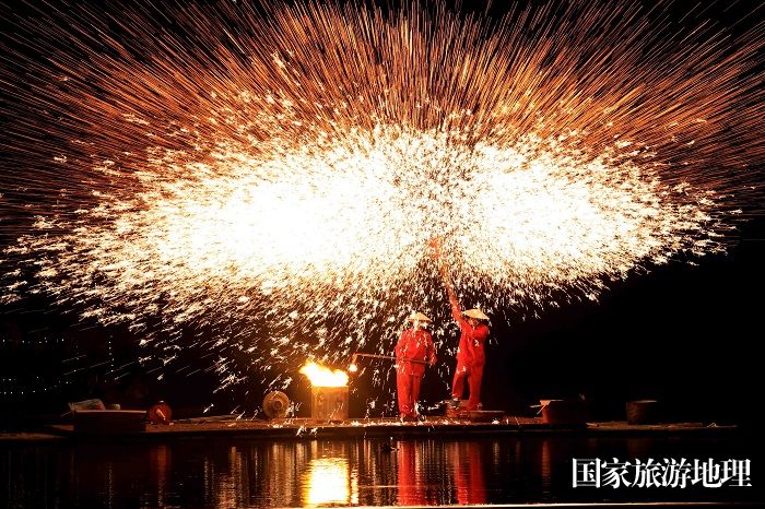 图7：4月8日晚，民间艺人在珠江上游浪溪江广西柳州市融安县雅瑶乡西古坡屯段江面上表演打铁花。（谭凯兴 摄）