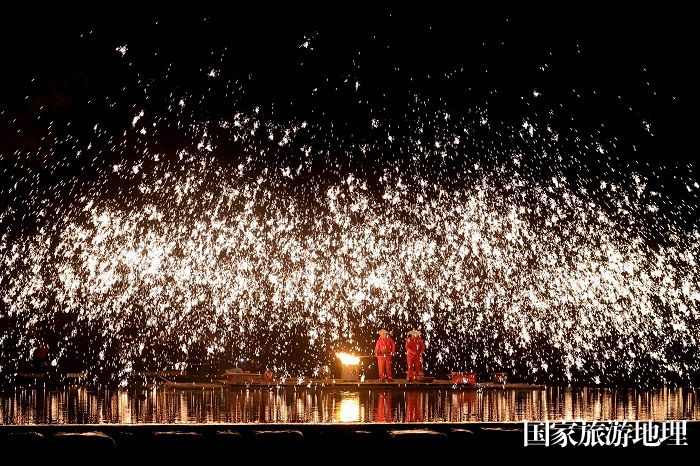 图9：4月8日晚，民间艺人在珠江上游浪溪江广西柳州市融安县雅瑶乡西古坡屯段江面上表演打铁花。（谭凯兴 摄）