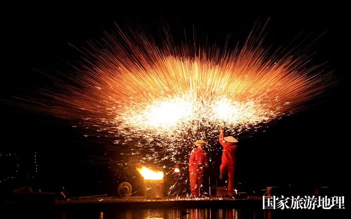 图10：4月8日晚，民间艺人在珠江上游浪溪江广西柳州市融安县雅瑶乡西古坡屯段江面上表演打铁花。（谭凯兴 摄）