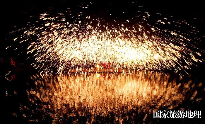 图15：4月8日晚，民间艺人在珠江上游浪溪江广西柳州市融安县雅瑶乡西古坡屯段江面上表演打铁花。（无人机照片，谭凯兴 摄）