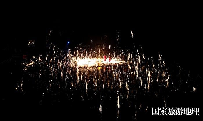 图16：4月8日晚，民间艺人在珠江上游浪溪江广西柳州市融安县雅瑶乡西古坡屯段江面上表演打铁花。（无人机照片，谭凯兴 摄）