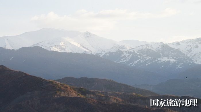 4月10日，阿勒泰，雨后雪山壮美如画。 (3)