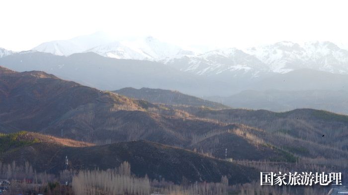 4月10日，阿勒泰，雨后雪山壮美如画。 (5)