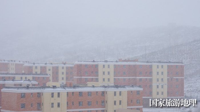 4月12日，阿勒泰市出现雨转冰雹转雪天气。 (1)
