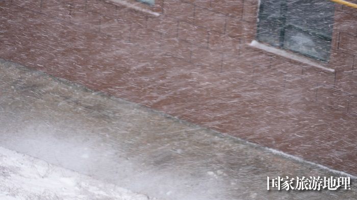 4月12日，阿勒泰市出现雨转冰雹转雪天气。 (2)