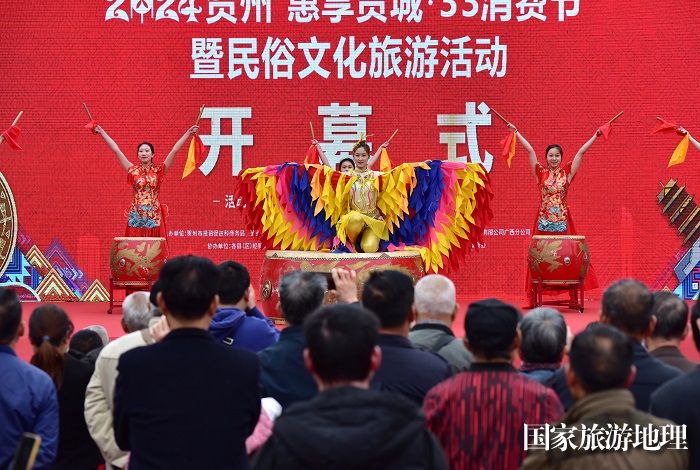 4月8日，在广西贺州市灵峰广场，女青年表演民族歌舞欢庆三月三。廖祖平摄