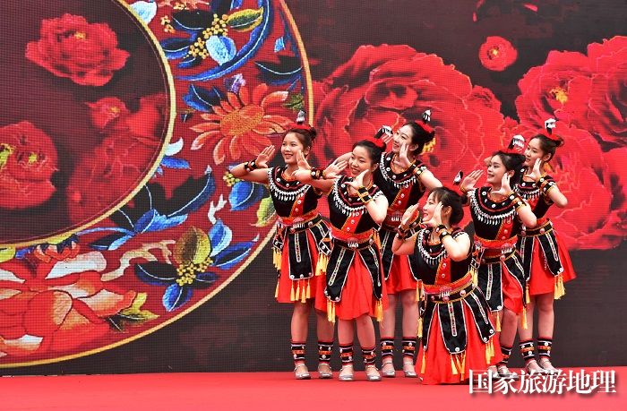 4月8日，在广西贺州市灵峰广场，女青年唱山歌欢庆三月三。廖祖平摄