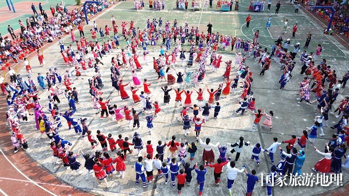 4月9日，在广西贺州市太白路小学，学生们载歌载舞欢庆三月三（无人机航拍。廖祖平 摄