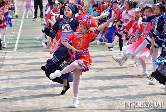 4月9日，在广西贺州市太白路小学，学生们载歌载舞欢庆三月三。 廖祖平 摄