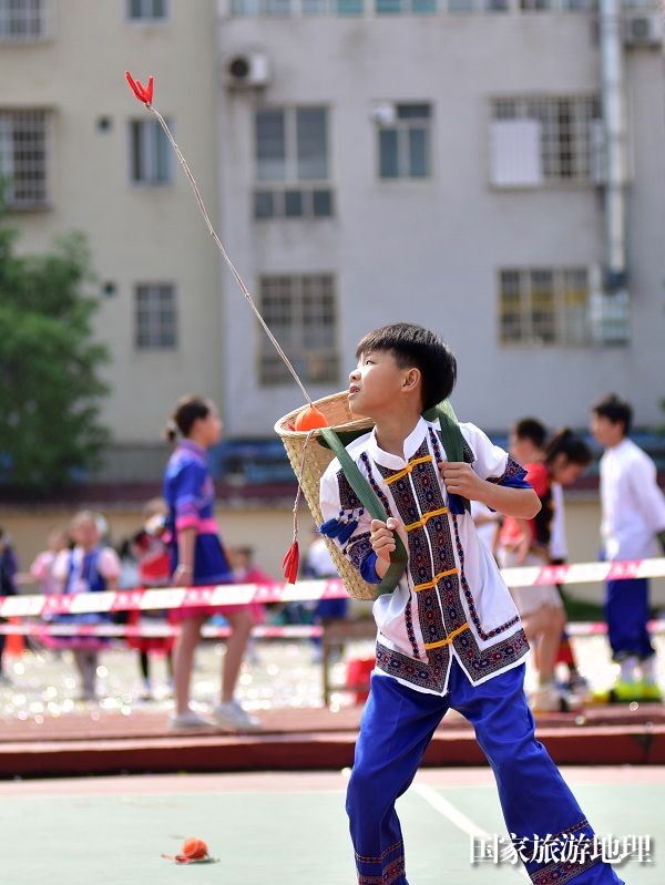 4月9日，在广西贺州市太白路小学，学生们在进行抛绣球比赛。廖祖平摄