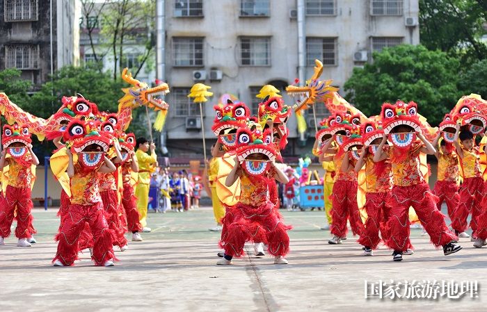 4月9日，在广西贺州市太白路小学，学生们在舞龙舞狮欢庆三月三。廖祖平摄