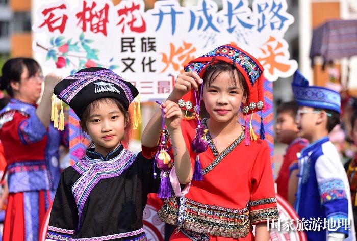 4月9日，在广西贺州市太白路小学，学生们在展示香囊。廖祖平摄