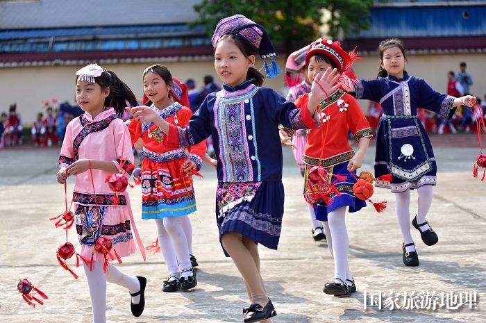 4月9日，在广西贺州市太白路小学，学生们在展示绣球。廖祖平摄