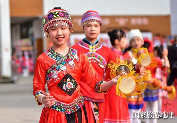 4月9日，在广西贺州市太白路小学，学生们在展演瑶族长鼓舞。廖祖平摄