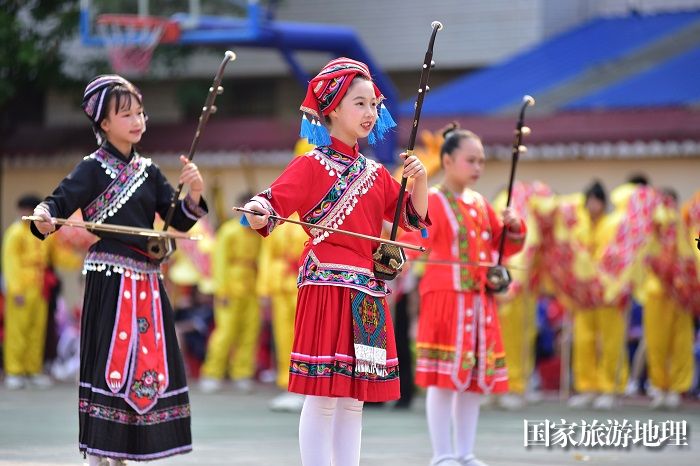 4月9日，在贺州市太白路小学，小学生在演奏民族乐器欢庆传统节日三月三。廖祖平摄