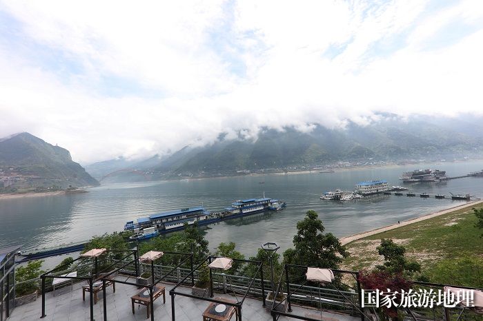 图2：大宁河与长江交汇处云雾缭绕的黄金水道。2024年4月19日。重庆巫峡口。唐金生