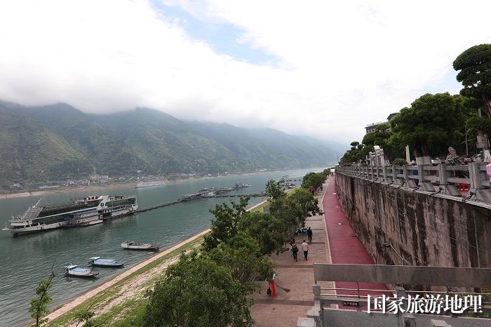 图3：优美壮丽的港区码头。2024年4月19日。重庆巫山港口码头。唐金生