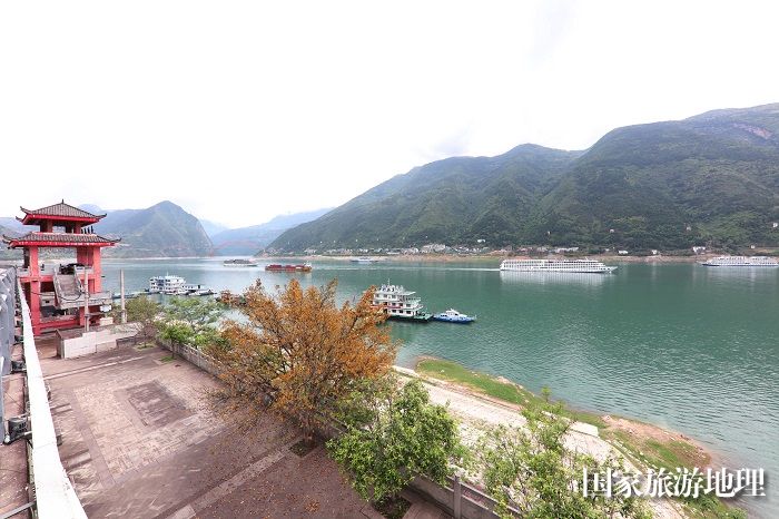图6：长江国际黄金旅游带客货争流。2024年4月17日。重庆巫山长江段。唐金生