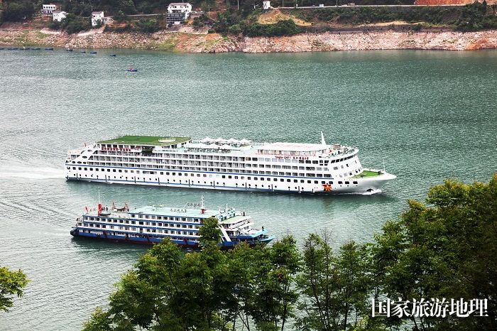 图10：客轮比翼齐骋在高峡平湖。2024年4月18日。重庆巫山长江段。唐金生