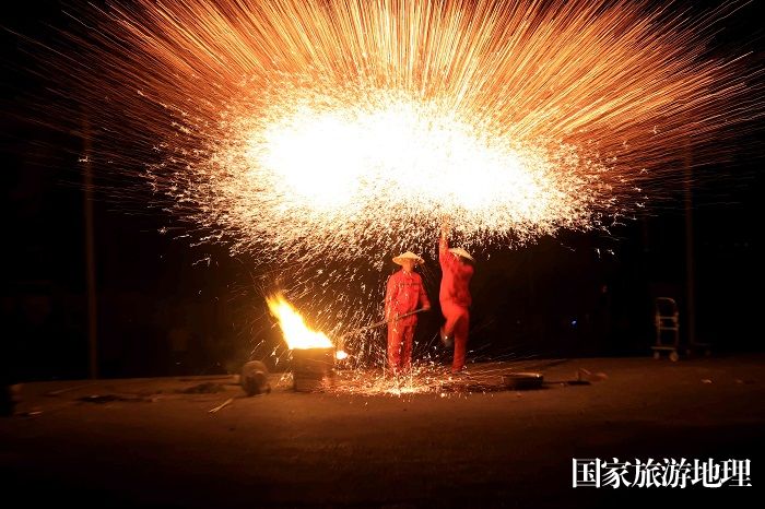 图3：4月23日晚，在广西柳州市融安县雅瑶乡，民间艺人在表演非遗打铁花。（谭凯兴 摄）