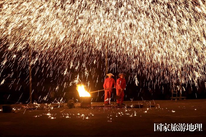 图8：4月23日晚，在广西柳州市融安县雅瑶乡，民间艺人在表演非遗打铁花。（谭凯兴 摄）