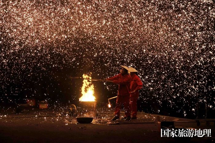 图10：4月23日晚，在广西柳州市融安县雅瑶乡，民间艺人在表演非遗打铁花。（谭凯兴 摄）