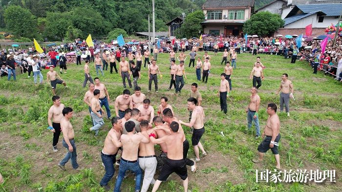 图3：4月23日，在广西柳州市融安县雅瑶乡，男队员在抢花炮中拼抢。（无人机照片，谭凯兴 摄）