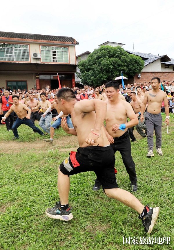 图9：4月23日，在广西柳州市融安县雅瑶乡，男队员在参加抢花炮。（谭凯兴 摄）