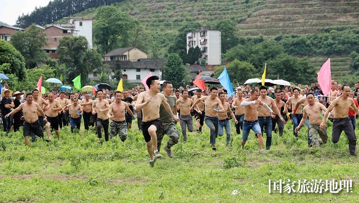 图11：4月23日，在广西柳州市融安县雅瑶乡，男队员在参加抢花炮。（谭凯兴 摄）