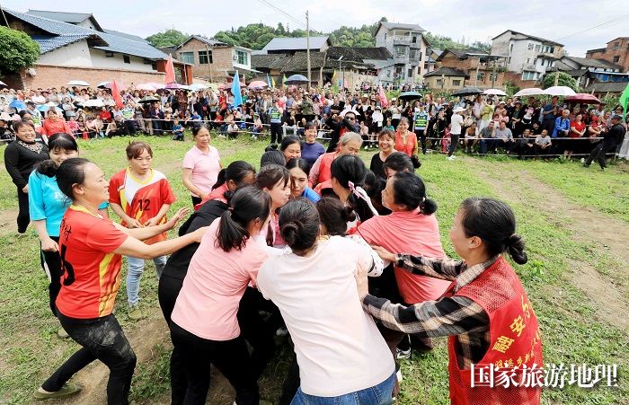 图13：4月23日，在广西柳州市融安县雅瑶乡，女队员在抢花炮中拼抢。（谭凯兴 摄）