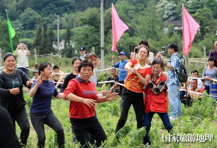 图15：4月23日，在广西柳州市融安县雅瑶乡，女队员在抢花炮中拼抢。（谭凯兴 摄）