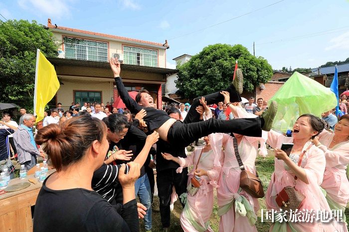 图18：4月23日，在广西柳州市融安县雅瑶乡，女队员在庆祝抢花炮取得胜利。（谭凯兴 摄）