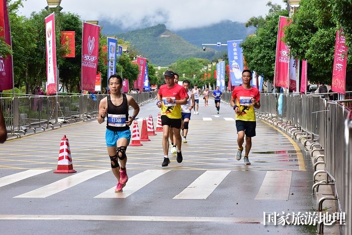 参赛者奔跑在风光旖旎的黄姚古镇。 廖祖平摄