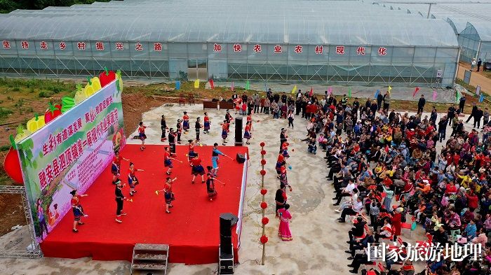 图18：5月1日，拍摄的广西柳州市融安县泗顶镇第一届现代农业果蔬节活动现场（无人机照片，覃庆和  摄）